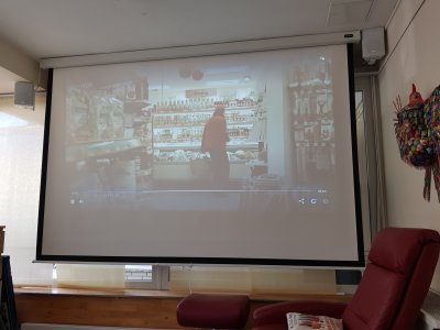 Unser Tasgestreff Wandsbek freut sich über großzügige Spende aus dem Haspa Lotteriesparen für einen Decken-Beamer!