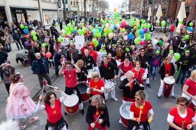 KONFETTI-Parade 2024 – ein Zeichen für Teilhabe und Bewusstsein für Demenz. Die Alzheimer Gesellschaft Hamburg ist dabei!