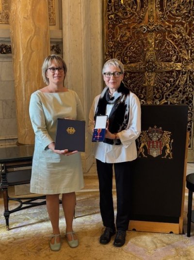 Renate Bäthies erhält das Bundesverdienstkreuz am Bande für ihr außergewöhnliches Engagement bei der Alzheimer Gesellschaft Hamburg e.V.