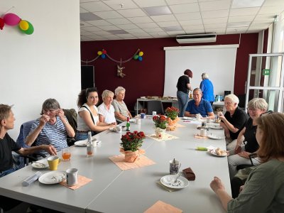 Sommer-Treffen von der Diakonie SeniorPartner im Seminarraum des Marktkauf Zentrums Harburg