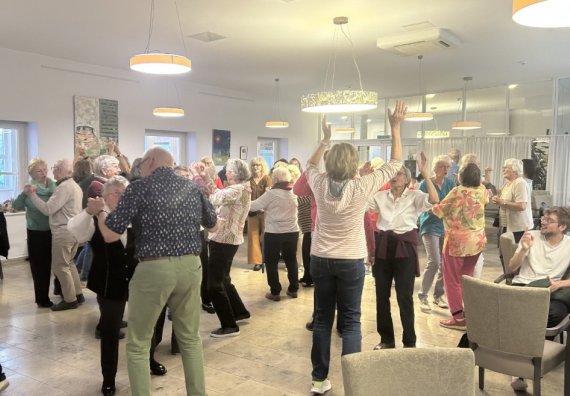 Alzheimer Hamburg | Klön- & Tanzcafé begeistert mit Musik und guter Stimmung: Ein …