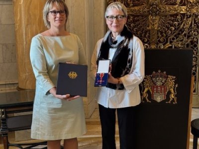 Alzheimer Hamburg | Renate Bäthies erhält das Bundesverdienstkreuz am  ...